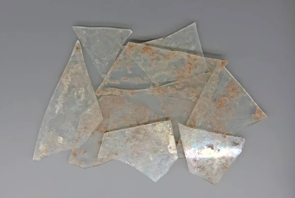 Small Pile Old Broken Glass Isolated Vintage Grey Background — Stock Photo, Image