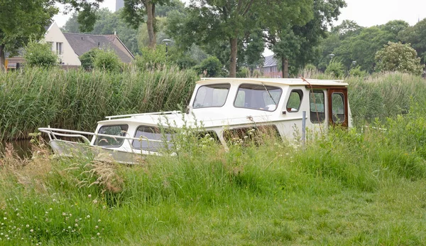 Yacht Moteur Plaisance Blanc Caché Dans Nature — Photo