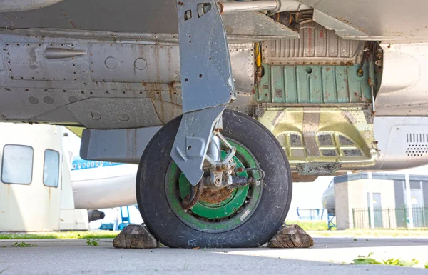 Vieja Rueda Plana Negra Avión Combate Enfoque Selectivo —  Fotos de Stock