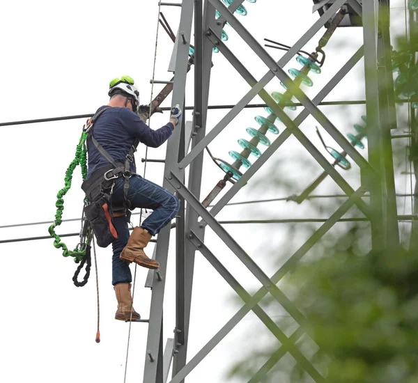 Eletricista Está Trabalhando Pólo Alta Tensão — Fotografia de Stock