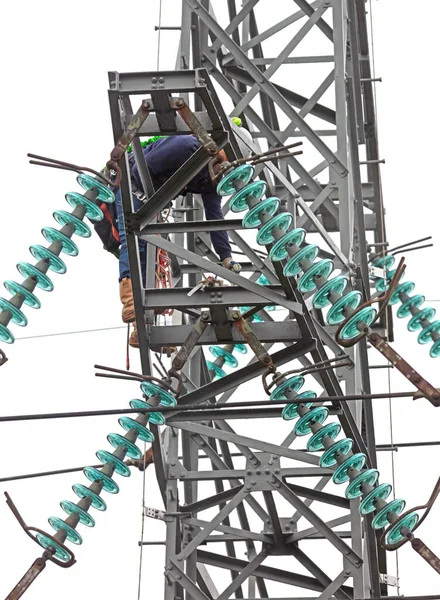 Eletricista Está Trabalhando Pólo Alta Tensão — Fotografia de Stock