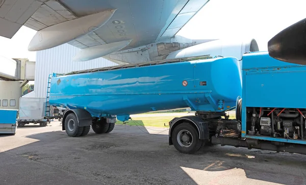 Large Aircraft Jet Engines Fueling Huge Airplane Truck Fuel — Stock Photo, Image