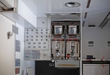 Büyük bir uçaktaki kahve makineleri, seçici odaklı.