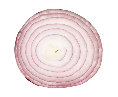 Dilimlenmiş kırmızı soğan beyaz arka planda izole edilmiş.