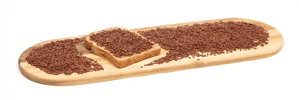 典型的なオランダのチョコレートスプリンクル ハゲラグ パンのスライス 木製のプレート上に提供 隔離された — ストック写真