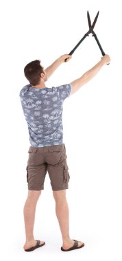 Çit makası olan adam beyazda izole edilmiş.