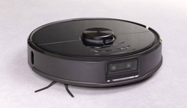 Robot elektrikli süpürge gri zeminde