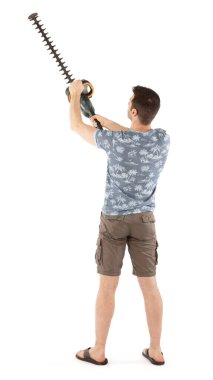 Çim biçme makinesi olan adam, beyazda izole edilmiş.