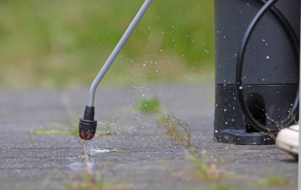 Pesticide Besproeien Met Draagbare Sproeier Tuinonkruid Uit Roeien Onkruidbestrijdingsconcept — Stockfoto