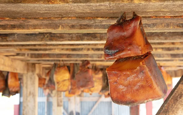 Açık bir depoda, İzlanda 'nın (mayalanmış köpekbalığı) adı verilen spesiyali