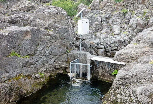 Vue Sur Une Grande Échelle Saumon Béton Une Cascade Islandaise — Photo