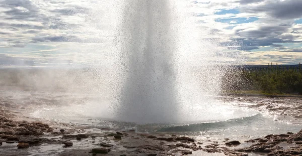 Ausbruch Des Strokkur Geysirs Gegen Die Morgensonne Island — Stockfoto