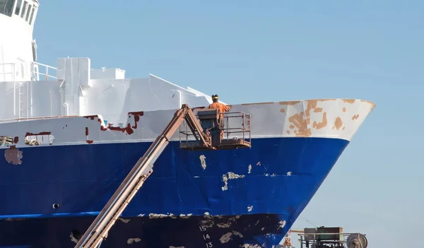大きな漁船が改装され アイスランドの造船所のドライドックで塗装されています — ストック写真