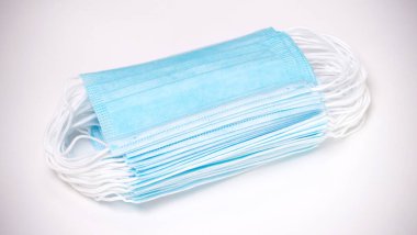 Koruyucu tıbbi maske yığını, izole edilmiş.