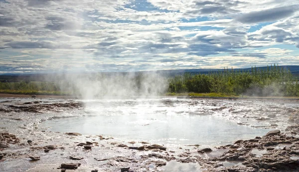 Utbrott Strokkur Geyser Mot Morgonsolen Island — Stockfoto