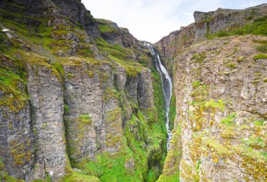 İzlanda şelalelerinin en yükseği olan Glymur adanın batısında yer almaktadır.