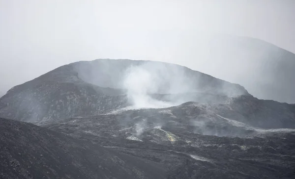 アイスランドのファグラダールフィヨールでの火山噴火の新しい溶岩原の閉鎖 — ストック写真