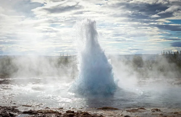 Eruzione Strokkur Geyser Contro Sole Del Mattino Islanda — Foto Stock