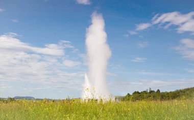 İzlanda 'da sabah güneşine karşı Strokkur Gayzer' in patlaması