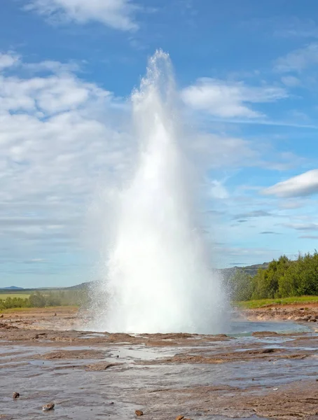 Erupção Strokkur Geyser Contra Sol Manhã Islândia — Fotografia de Stock