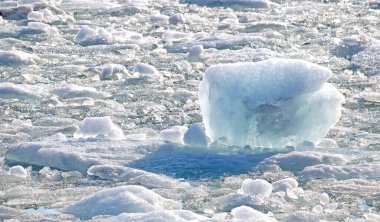 Jokulsarlon 'a yakın olan İzlanda' nın güneydoğusundaki en büyük buzul gölü, Vatnajokul 'dan gelen Breidamerkurjokull buzulunun başında yer almaktadır.