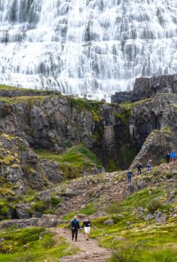 Dynjandi, Batı Fiyortlarının en ünlü şelalesidir ve tüm İzlanda 'nın en güzel şelalelerinden biridir.