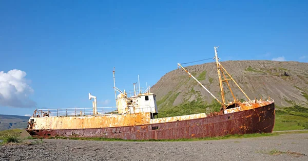 西フィヨルドの古い錆びた難破船 アイスランド北西部 — ストック写真