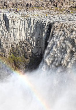 İzlanda - 3 Ağustos 2021: Dettifoss 'taki turistler - Şelale kuzeydoğu İzlanda' daki Vatnajkull Ulusal Parkı 'nda yer almaktadır ve Avrupa' nın en güçlü şelalesi olarak bilinmektedir.