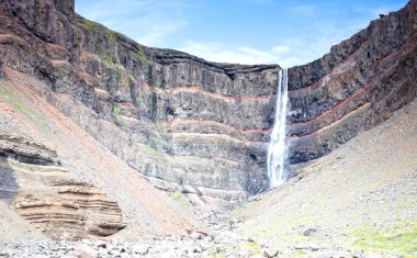 Hengifoss İzlanda 'daki en yüksek ikinci şelaledir. Adanın doğusunda yer almaktadır. Belki de şelalenin en özel özelliği şelalenin arkasındaki bazalt kayanın çok renkli tabakalarıdır.