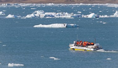 JokULSARLON, ICELAND - 30 Temmuz 2021: Jokulsarlon Glacial Lagoon Boat Tour İzlanda. Birçok insan her yıl İzlanda 'daki ünlü buzul gölünü ziyaret eder..