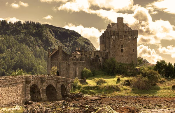 Langit tenang di atas kastil, terlihat tua — Stok Foto