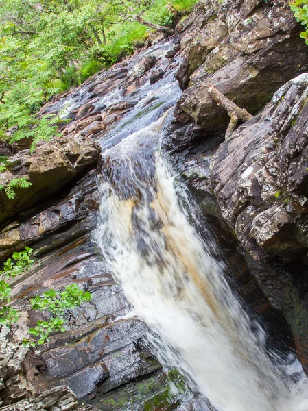 Landschap met waterval in de bergen — Stockfoto