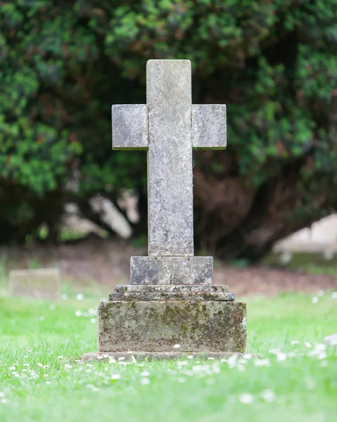Sehr alter Grabstein auf dem Friedhof — Stockfoto