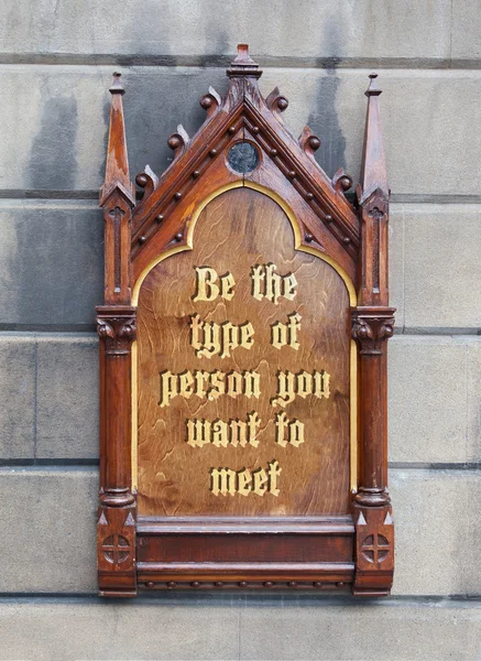 Decorative wooden sign - Be the type of person you want to meet — Stock Photo, Image
