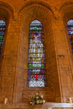 büyük küçük bir İskoç katedral penceresinde