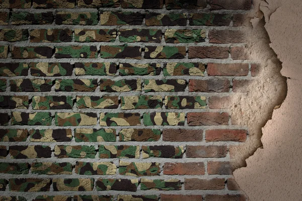 Стена из темного кирпича с гипсом - армейский камуфляж — стоковое фото