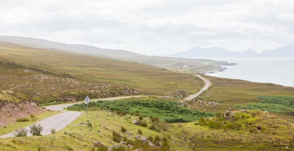 Highlands of Scotland route étroite dans un paysage de montagne — Photo