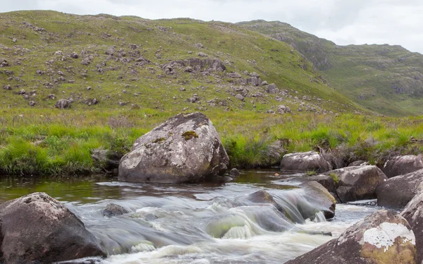 Paysage avec cascade dans les montagnes — Photo