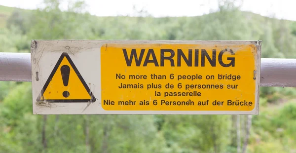 Warnschild an einer Brücke — Stockfoto