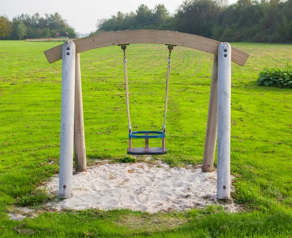 Swing in een park — Stockfoto