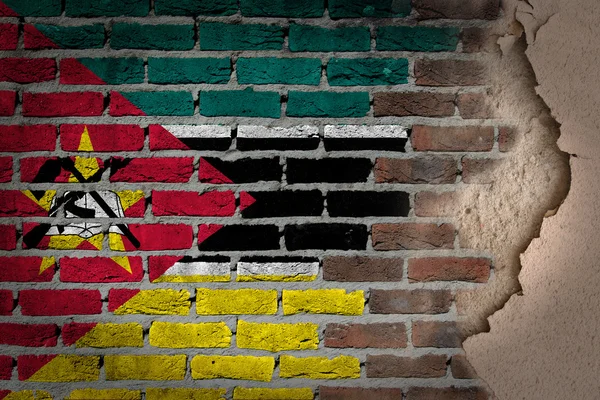 Donkere bakstenen muur met gips - Mozambique — Stockfoto
