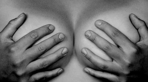 Руки, прикрывающие грудь — стоковое фото