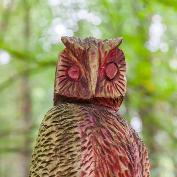 Vieille chouette sculptée en bois — Photo