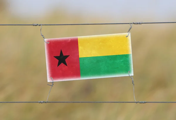 Borderhekje - oude plastic bord met een vlag — Stockfoto