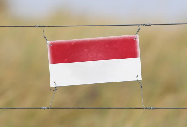 Pagar perbatasan - Papan plastik tua dengan bendera — Stok Foto