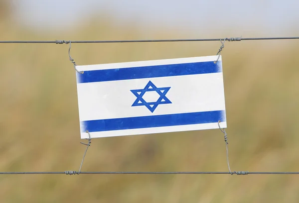 Sınırdaki telleri - eski plastik işareti bir bayrak ile — Stok fotoğraf