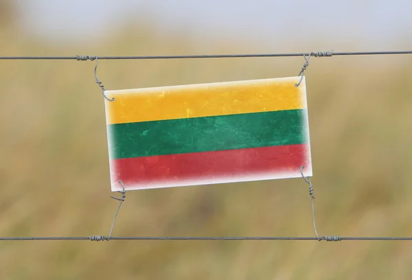 Gardul de frontieră - Semn vechi de plastic cu steag — Fotografie, imagine de stoc