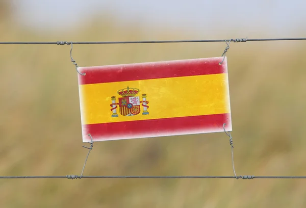 Stängsel - gammal plast tecken med en flagga — Stockfoto