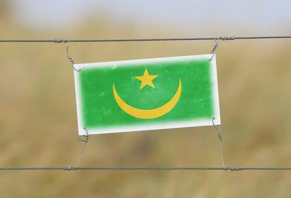 Συνοριακό φράχτη - παλιά πλαστικά πινακίδα με μια σημαία — Φωτογραφία Αρχείου