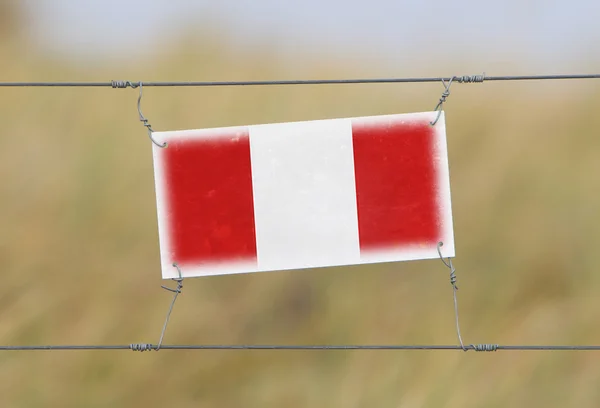सीमा बाड़ एक ध्वज के साथ पुराना प्लास्टिक चिह्न — स्टॉक फ़ोटो, इमेज